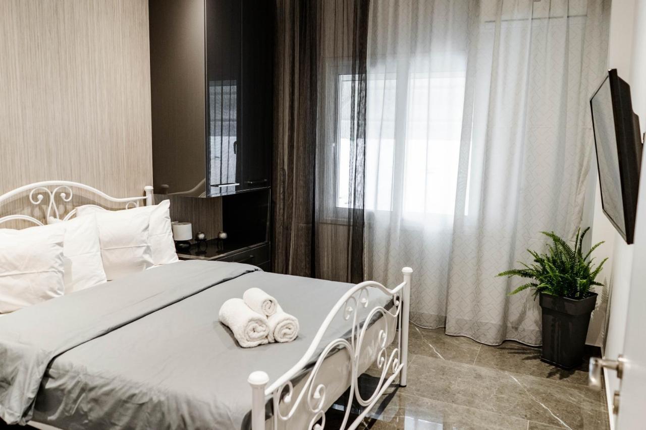 Larissa Railway &Metro Station Apartment Athene Buitenkant foto